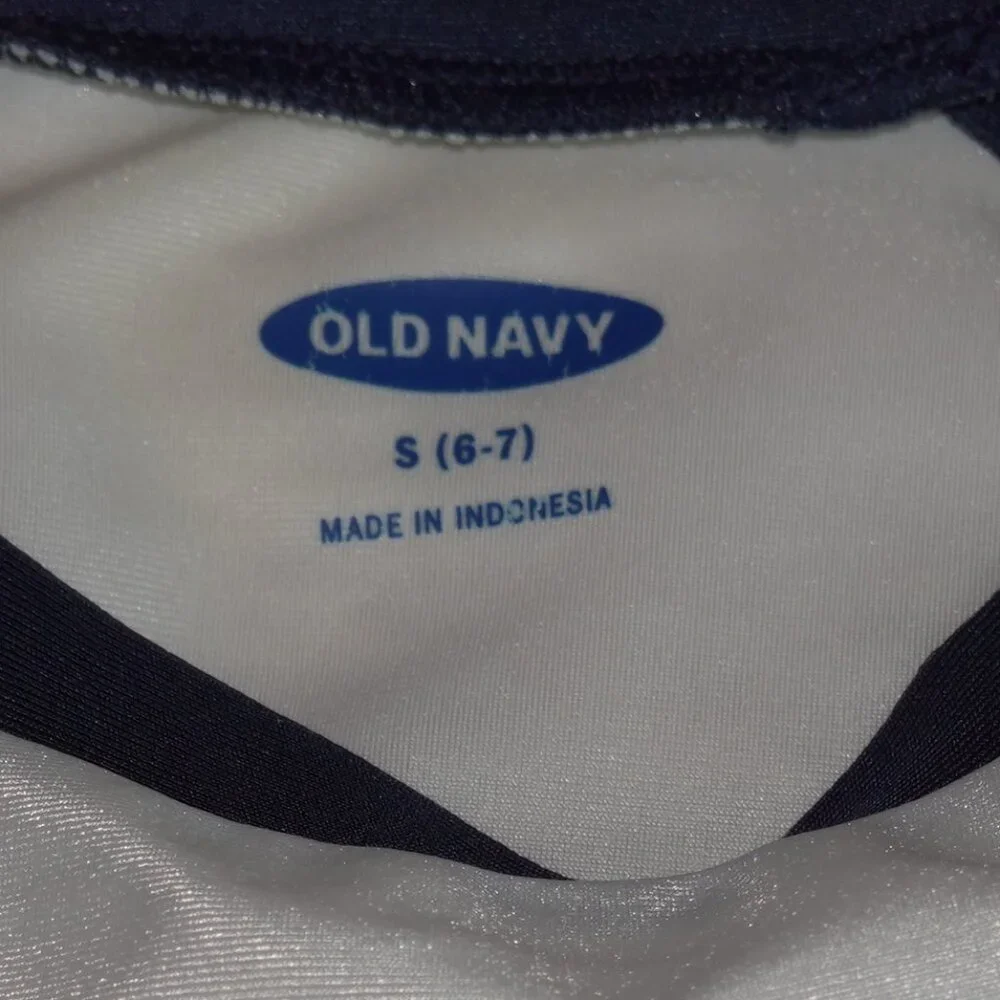 Boys Size Small (6-7) Old Navy Shark Graphic Raglan Sleeve Rashguard, Like New